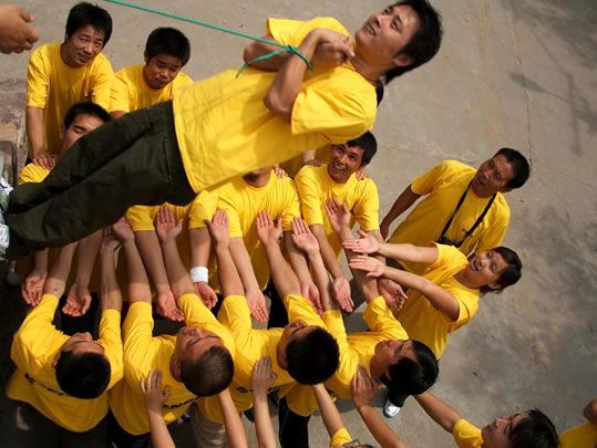 信任背摔--团队信任感训练