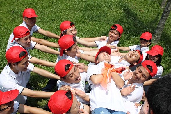 信任背摔--团队信任感训练